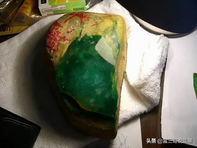 4000万原石切出百亿帝王绿切翡翠原石视频-第1张图片-翡翠网 4000万原石切出百亿帝王绿切翡翠原石视频-第1张图片-翡翠网