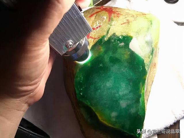 4000万原石切出百亿帝王绿切翡翠原石视频-第2张图片-翡翠网 4000万原石切出百亿帝王绿切翡翠原石视频-第2张图片-翡翠网
