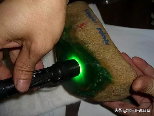 4000万原石切出百亿帝王绿切翡翠原石视频-第5张图片-翡翠网 4000万原石切出百亿帝王绿切翡翠原石视频-第5张图片-翡翠网