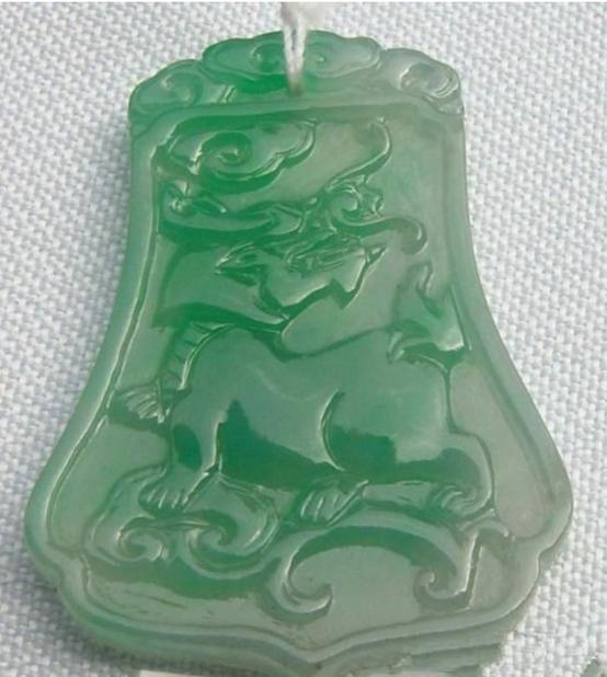 翡翠的原石在哪里翡翠原石切开有丝状-第4张图片-翡翠网