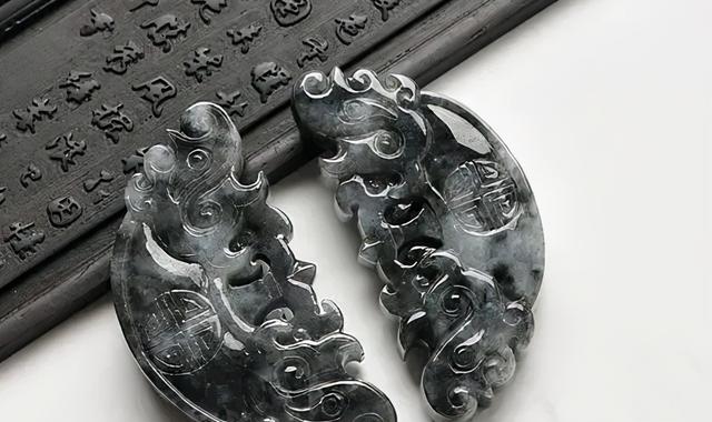 翡翠手镯带乌鸡好不好,什么是乌鸡翡翠-第1张图片-翡翠网 翡翠手镯带乌鸡好不好,什么是乌鸡翡翠-第1张图片-翡翠网