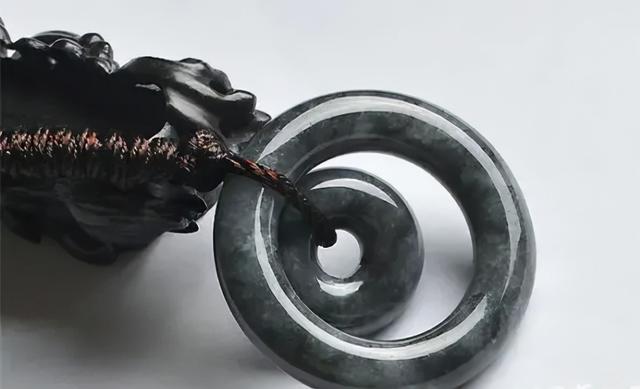 翡翠手镯带乌鸡好不好,什么是乌鸡翡翠-第2张图片-翡翠网 翡翠手镯带乌鸡好不好,什么是乌鸡翡翠-第2张图片-翡翠网