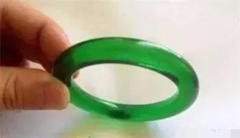 关于清代翡翠手镯拍卖价格的信息-第1张图片-翡翠网 关于清代翡翠手镯拍卖价格的信息-第1张图片-翡翠网