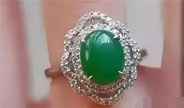 关于清代翡翠手镯拍卖价格的信息-第2张图片-翡翠网 关于清代翡翠手镯拍卖价格的信息-第2张图片-翡翠网