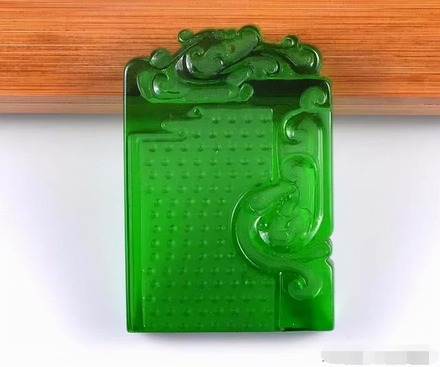 关于清代翡翠手镯拍卖价格的信息-第7张图片-翡翠网 关于清代翡翠手镯拍卖价格的信息-第7张图片-翡翠网