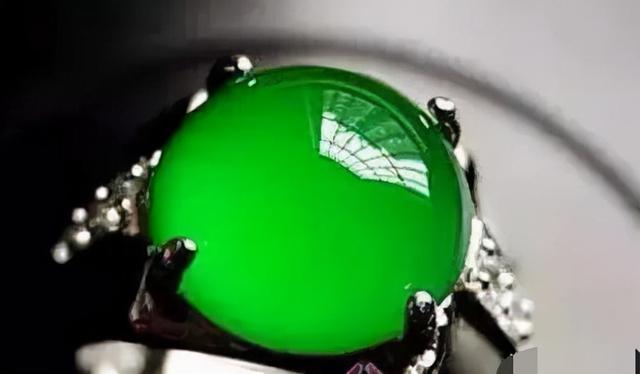 关于清代翡翠手镯拍卖价格的信息-第10张图片-翡翠网 关于清代翡翠手镯拍卖价格的信息-第10张图片-翡翠网