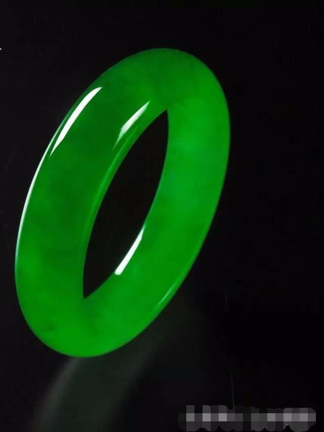 关于清代翡翠手镯拍卖价格的信息-第12张图片-翡翠网 关于清代翡翠手镯拍卖价格的信息-第12张图片-翡翠网