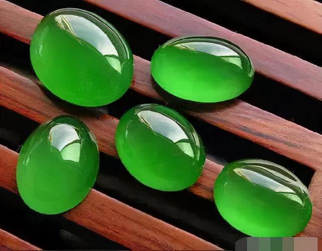 关于清代翡翠手镯拍卖价格的信息-第13张图片-翡翠网 关于清代翡翠手镯拍卖价格的信息-第13张图片-翡翠网