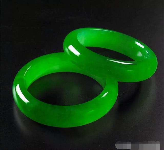 关于清代翡翠手镯拍卖价格的信息-第14张图片-翡翠网 关于清代翡翠手镯拍卖价格的信息-第14张图片-翡翠网