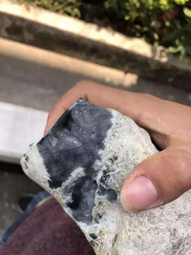 关于翡翠原石开窗的信息-第1张图片-翡翠网 关于翡翠原石开窗的信息-第1张图片-翡翠网