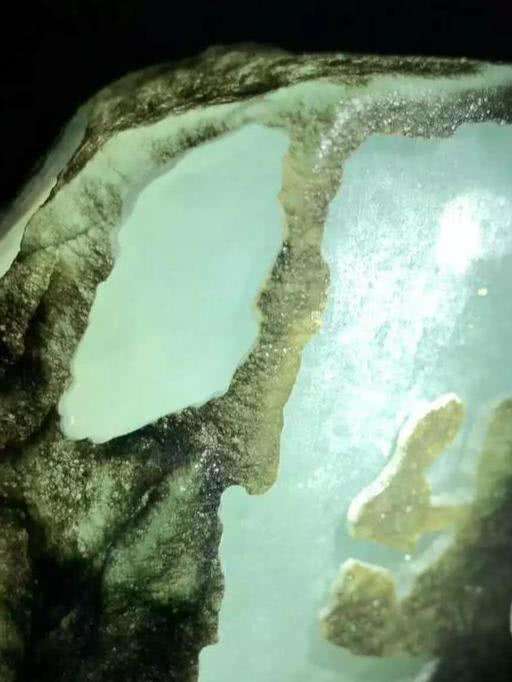 关于翡翠原石开窗的信息-第2张图片-翡翠网 关于翡翠原石开窗的信息-第2张图片-翡翠网