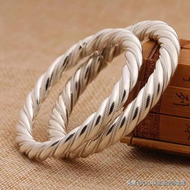 最差的翡翠手镯多少钱最精典翡翠手镯-第5张图片-翡翠网 最差的翡翠手镯多少钱最精典翡翠手镯-第5张图片-翡翠网