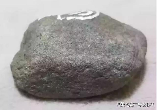 翡翠原石怎么打水,会卡翡翠原石打灯水短-第6张图片-翡翠网 翡翠原石怎么打水,会卡翡翠原石打灯水短-第6张图片-翡翠网