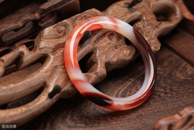 翡翠原石哪些品质好,翡翠玉镯什么品牌好-第1张图片-翡翠网 翡翠原石哪些品质好,翡翠玉镯什么品牌好-第1张图片-翡翠网