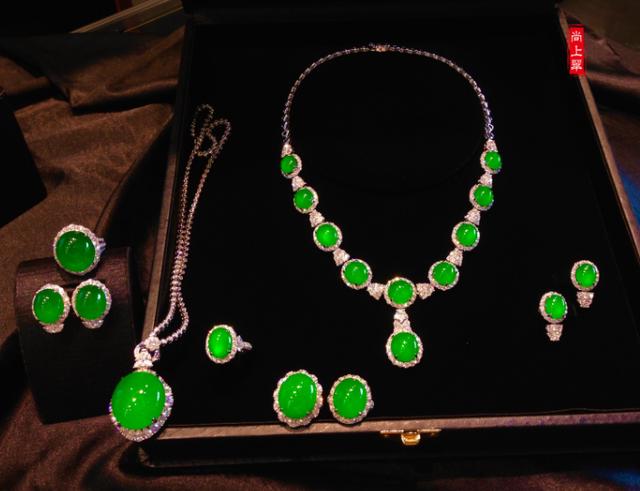 一吨翡翠原石多少钱,龙石种翡翠价格-第3张图片-翡翠网 一吨翡翠原石多少钱,龙石种翡翠价格-第3张图片-翡翠网