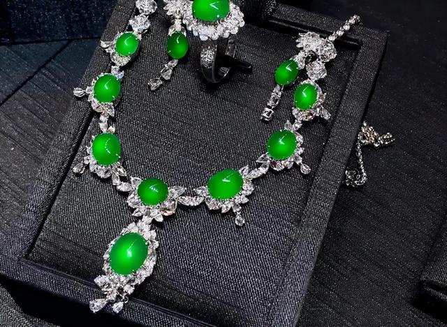 一吨翡翠原石多少钱,龙石种翡翠价格-第4张图片-翡翠网 一吨翡翠原石多少钱,龙石种翡翠价格-第4张图片-翡翠网