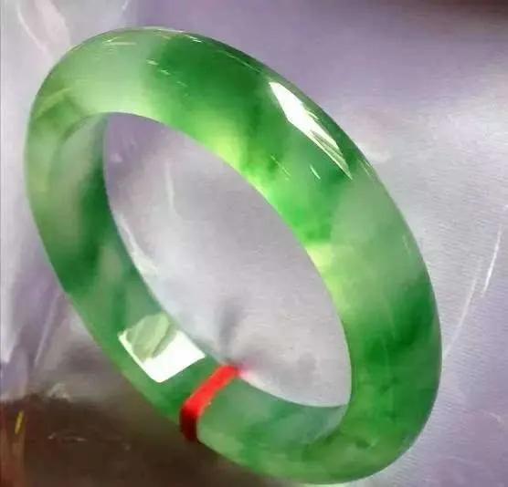 翡翠手镯紫光灯下线条翡翠打灯都是冰渣子-第12张图片-翡翠网 翡翠手镯紫光灯下线条翡翠打灯都是冰渣子-第12张图片-翡翠网