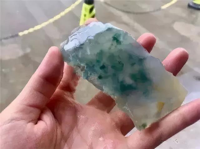 关于冰种翡翠原石图片的信息-第3张图片-翡翠网 关于冰种翡翠原石图片的信息-第3张图片-翡翠网