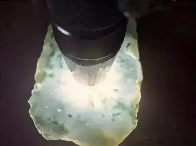 关于冰种翡翠原石图片的信息-第5张图片-翡翠网 关于冰种翡翠原石图片的信息-第5张图片-翡翠网