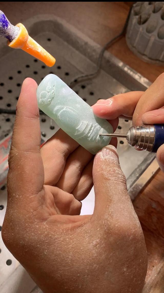 翡翠山水牌图片山水牌翡翠适合哪些人戴-第5张图片-翡翠网 翡翠山水牌图片山水牌翡翠适合哪些人戴-第5张图片-翡翠网