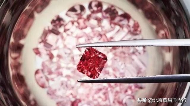 彩色钻石什么颜色最贵钻石哪个颜色最贵-第1张图片-翡翠网 彩色钻石什么颜色最贵钻石哪个颜色最贵-第1张图片-翡翠网