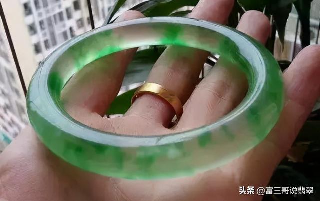 翡翠手镯戴着洗澡颜色就变淡了纯色的手镯是翡翠吗-第1张图片-翡翠网 翡翠手镯戴着洗澡颜色就变淡了纯色的手镯是翡翠吗-第1张图片-翡翠网