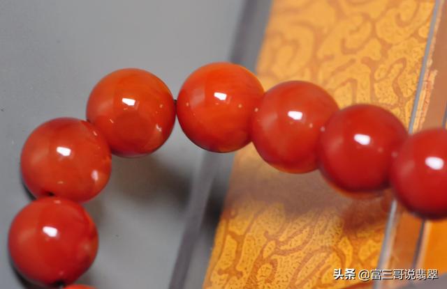 翡翠手镯戴着洗澡颜色就变淡了纯色的手镯是翡翠吗-第4张图片-翡翠网 翡翠手镯戴着洗澡颜色就变淡了纯色的手镯是翡翠吗-第4张图片-翡翠网