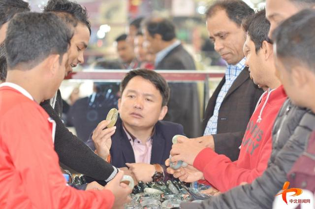 关于男子怒砸翡翠手镯的信息-第1张图片-翡翠网 关于男子怒砸翡翠手镯的信息-第1张图片-翡翠网