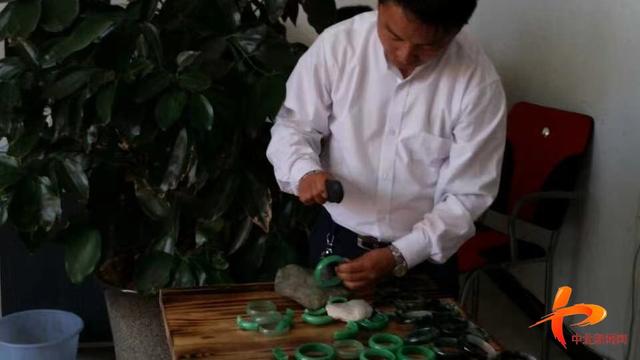 关于男子怒砸翡翠手镯的信息-第3张图片-翡翠网 关于男子怒砸翡翠手镯的信息-第3张图片-翡翠网