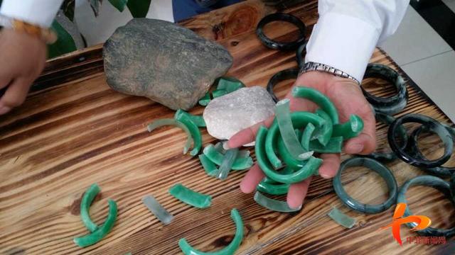 关于男子怒砸翡翠手镯的信息-第4张图片-翡翠网 关于男子怒砸翡翠手镯的信息-第4张图片-翡翠网