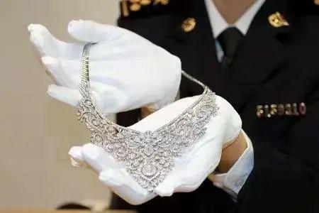 钻戒十大经典款,钻石-第12张图片-翡翠网 钻戒十大经典款,钻石-第12张图片-翡翠网