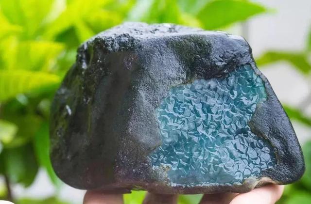 黑腊皮翡翠原石黑蜡皮壳白色肉翡翠原石-第1张图片-翡翠网 黑腊皮翡翠原石黑蜡皮壳白色肉翡翠原石-第1张图片-翡翠网