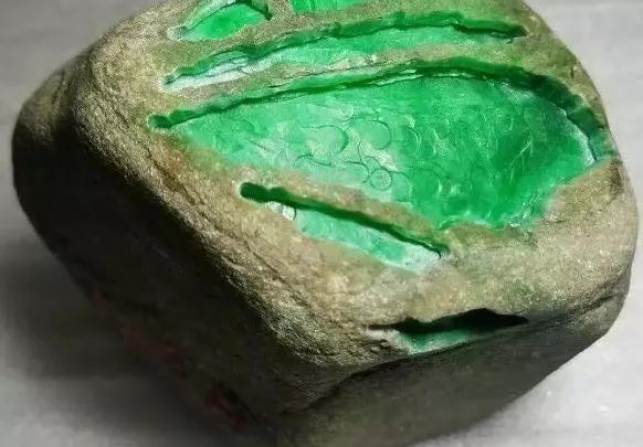 黑腊皮翡翠原石黑蜡皮壳白色肉翡翠原石-第3张图片-翡翠网 黑腊皮翡翠原石黑蜡皮壳白色肉翡翠原石-第3张图片-翡翠网