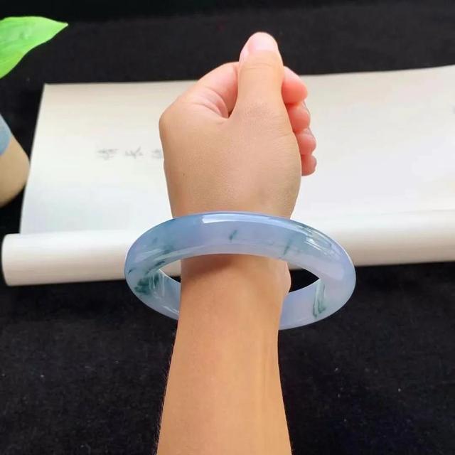 怎么样挑选翡翠手镯1万左右翡翠手镯图片-第1张图片-翡翠网 怎么样挑选翡翠手镯1万左右翡翠手镯图片-第1张图片-翡翠网