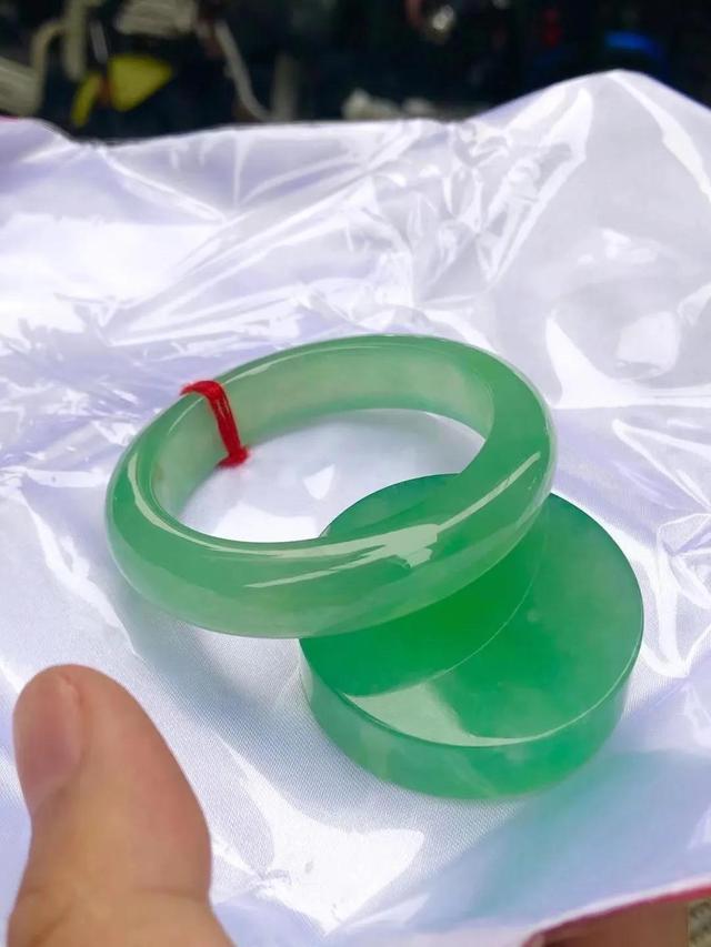 怎么样挑选翡翠手镯1万左右翡翠手镯图片-第2张图片-翡翠网 怎么样挑选翡翠手镯1万左右翡翠手镯图片-第2张图片-翡翠网