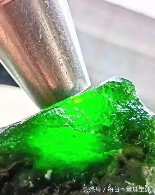 关于高冰翡翠原石价钱的信息-第1张图片-翡翠网 关于高冰翡翠原石价钱的信息-第1张图片-翡翠网