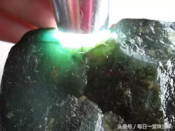 关于高冰翡翠原石价钱的信息-第2张图片-翡翠网 关于高冰翡翠原石价钱的信息-第2张图片-翡翠网