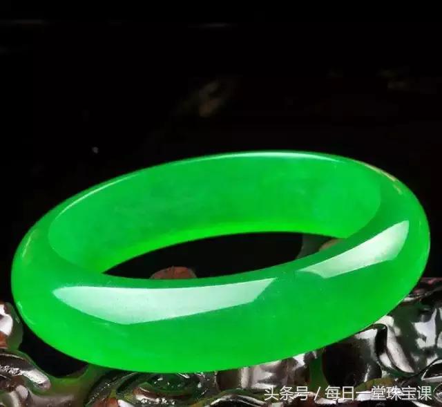 关于高冰翡翠原石价钱的信息-第9张图片-翡翠网 关于高冰翡翠原石价钱的信息-第9张图片-翡翠网