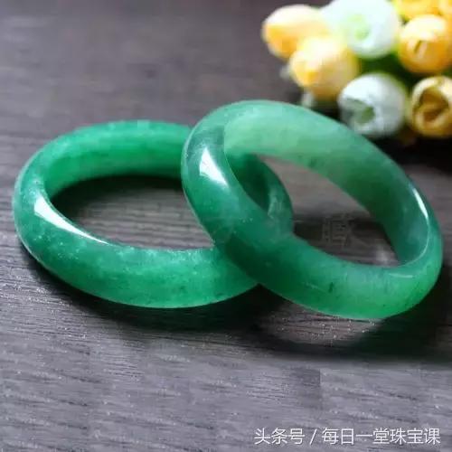 关于高冰翡翠原石价钱的信息-第11张图片-翡翠网 关于高冰翡翠原石价钱的信息-第11张图片-翡翠网