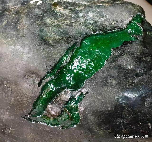 莫弯基翡翠原石特点莫湾基翡翠手镯特点-第2张图片-翡翠网 莫弯基翡翠原石特点莫湾基翡翠手镯特点-第2张图片-翡翠网