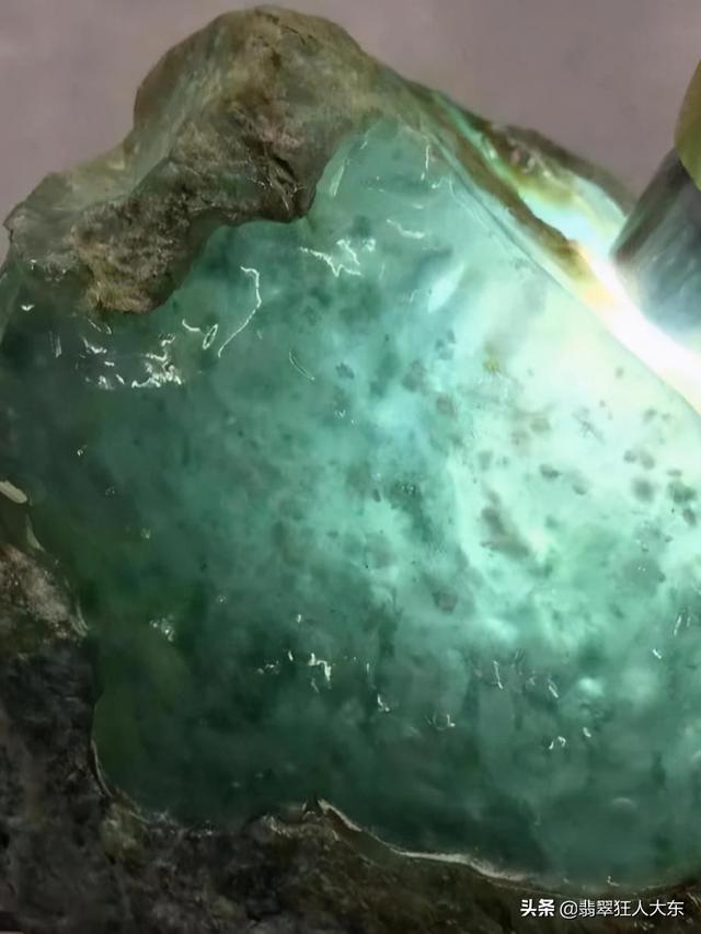 莫弯基翡翠原石特点莫湾基翡翠手镯特点-第3张图片-翡翠网 莫弯基翡翠原石特点莫湾基翡翠手镯特点-第3张图片-翡翠网