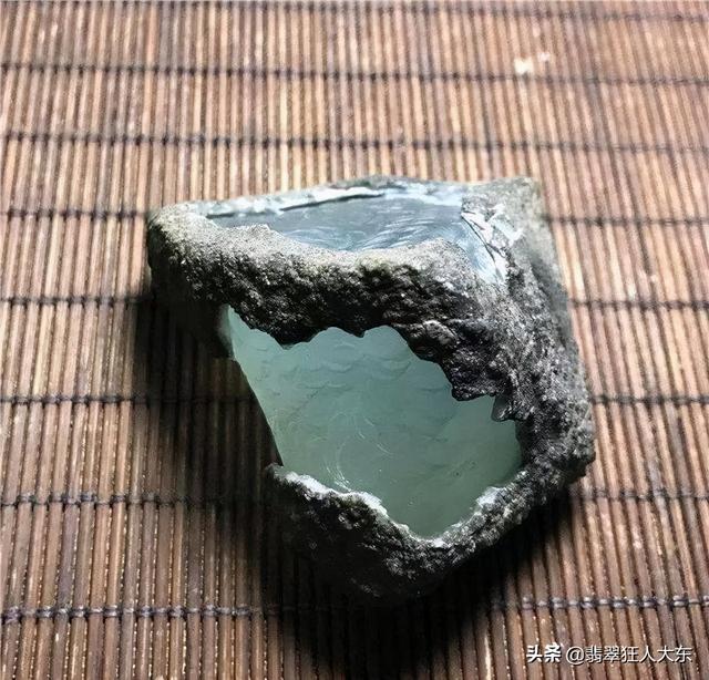 莫弯基翡翠原石特点莫湾基翡翠手镯特点-第4张图片-翡翠网 莫弯基翡翠原石特点莫湾基翡翠手镯特点-第4张图片-翡翠网