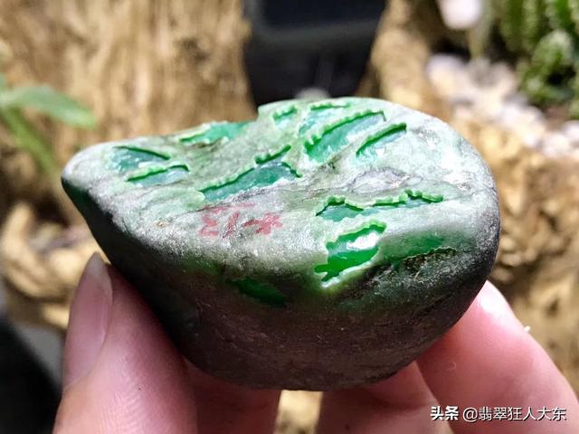 莫弯基翡翠原石特点莫湾基翡翠手镯特点-第6张图片-翡翠网 莫弯基翡翠原石特点莫湾基翡翠手镯特点-第6张图片-翡翠网