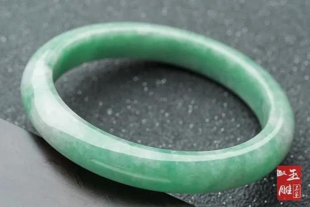 豆青种翡翠手镯价格的简单介绍-第6张图片-翡翠网 豆青种翡翠手镯价格的简单介绍-第6张图片-翡翠网