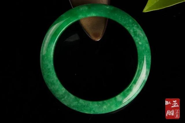 豆青种翡翠手镯价格的简单介绍-第7张图片-翡翠网 豆青种翡翠手镯价格的简单介绍-第7张图片-翡翠网