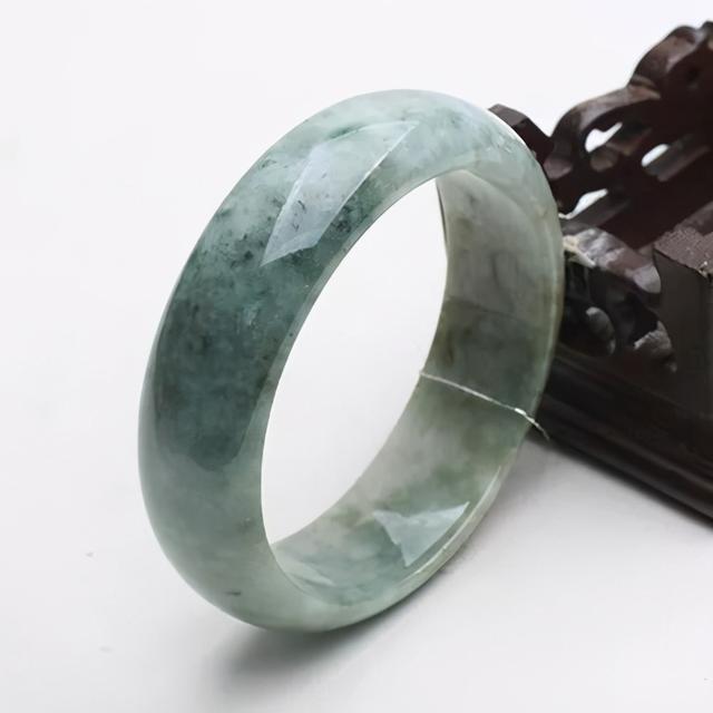 豆青种翡翠手镯价格的简单介绍-第8张图片-翡翠网 豆青种翡翠手镯价格的简单介绍-第8张图片-翡翠网