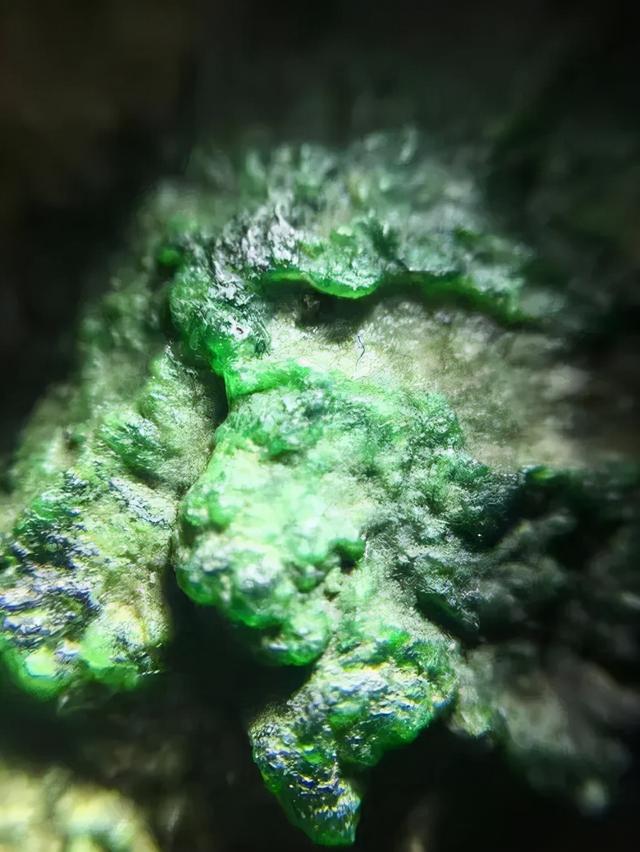 什么是翡翠原石的苍蝇翅,什么是翡翠原石的松花-第4张图片-翡翠网