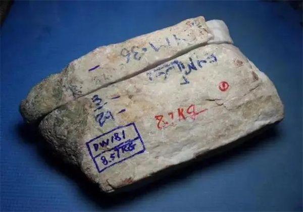 赌石木那翡翠原石的简单介绍-第1张图片-翡翠网 赌石木那翡翠原石的简单介绍-第1张图片-翡翠网