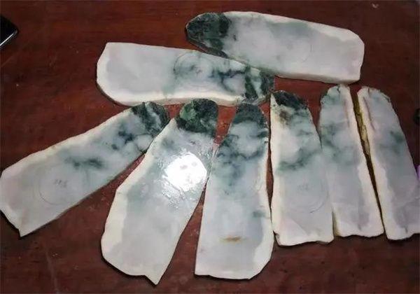 赌石木那翡翠原石的简单介绍-第7张图片-翡翠网 赌石木那翡翠原石的简单介绍-第7张图片-翡翠网