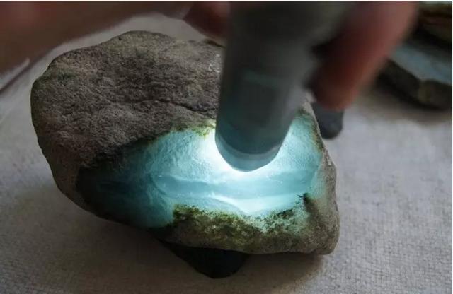 翡翠糯种的价格,蛋清种翡翠价格-第2张图片-翡翠网 翡翠糯种的价格,蛋清种翡翠价格-第2张图片-翡翠网